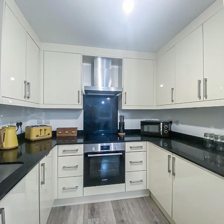 2 Bedroom City Centre Apartment In High Wycombe With Parking Εξωτερικό φωτογραφία