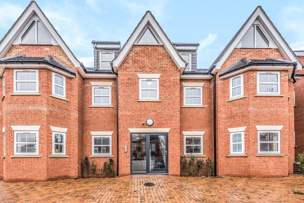 2 Bedroom City Centre Apartment In High Wycombe With Parking Εξωτερικό φωτογραφία