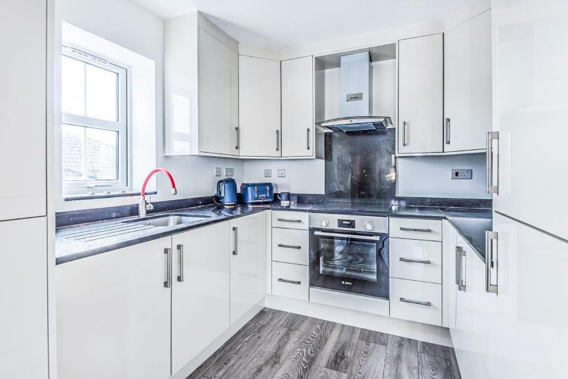 2 Bedroom City Centre Apartment In High Wycombe With Parking Εξωτερικό φωτογραφία