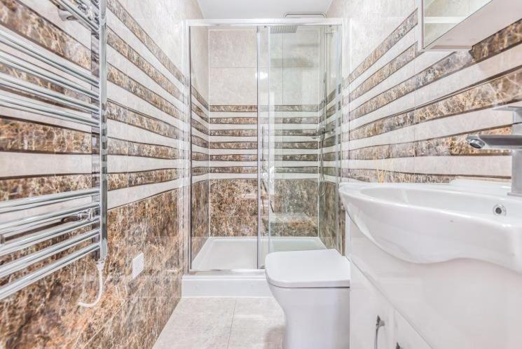 2 Bedroom City Centre Apartment In High Wycombe With Parking Εξωτερικό φωτογραφία