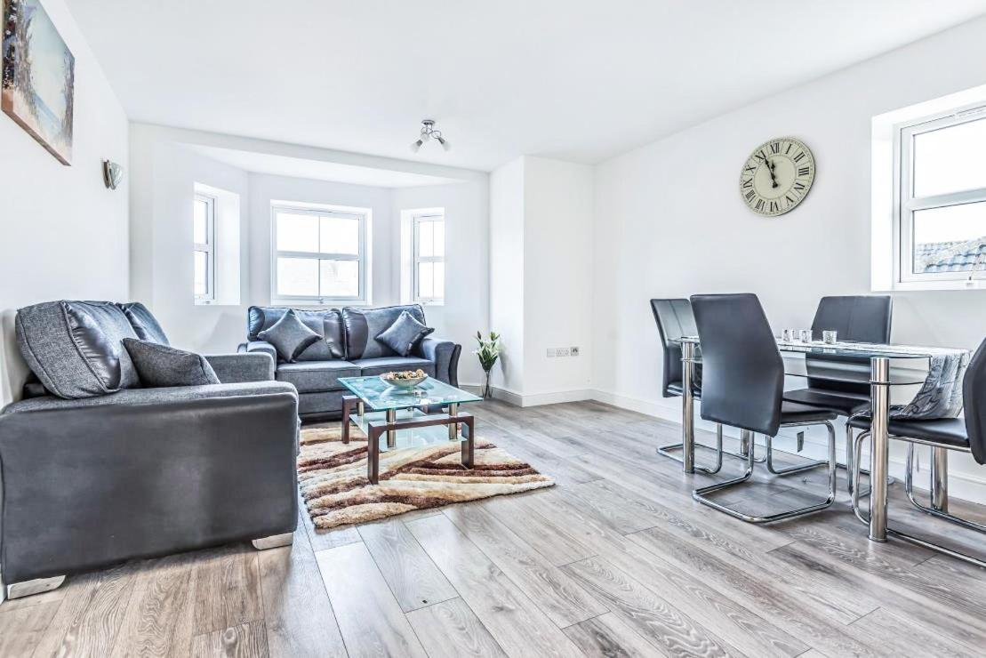 2 Bedroom City Centre Apartment In High Wycombe With Parking Εξωτερικό φωτογραφία