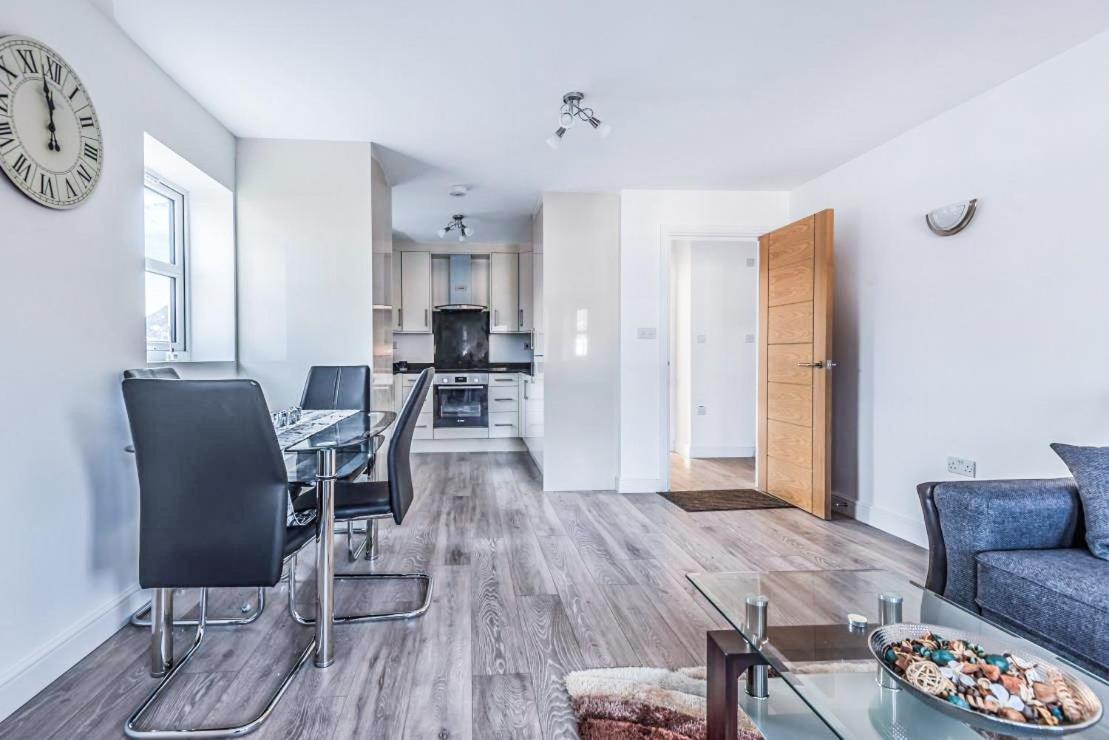 2 Bedroom City Centre Apartment In High Wycombe With Parking Εξωτερικό φωτογραφία