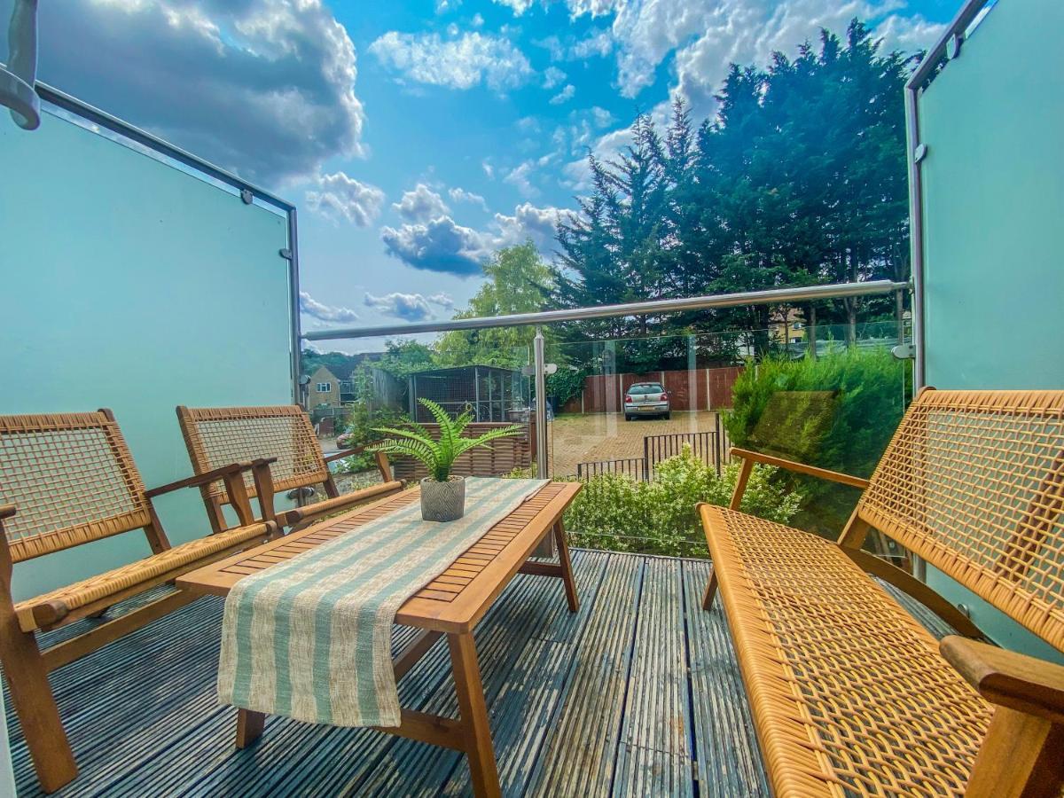 2 Bedroom City Centre Apartment In High Wycombe With Parking Εξωτερικό φωτογραφία