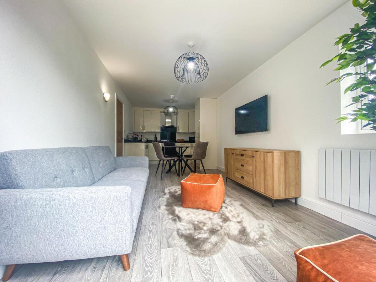 2 Bedroom City Centre Apartment In High Wycombe With Parking Εξωτερικό φωτογραφία