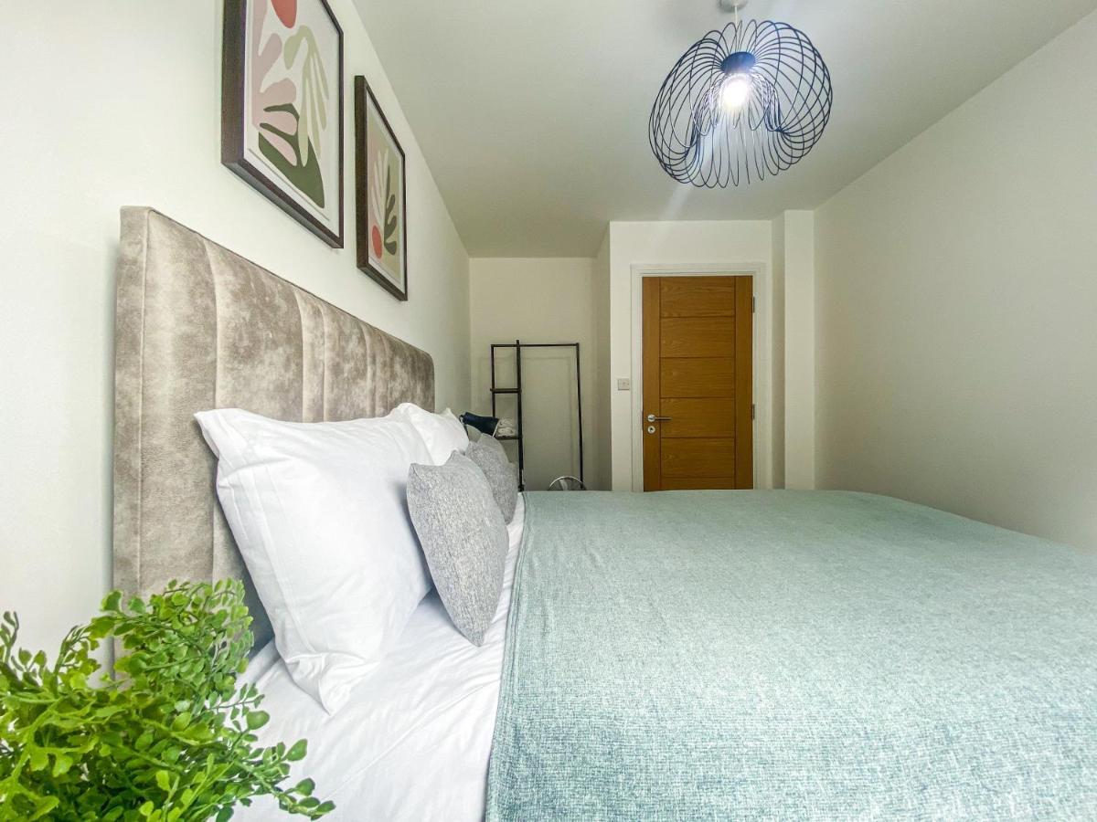 2 Bedroom City Centre Apartment In High Wycombe With Parking Εξωτερικό φωτογραφία