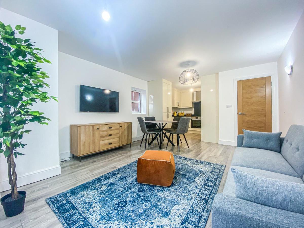 2 Bedroom City Centre Apartment In High Wycombe With Parking Εξωτερικό φωτογραφία