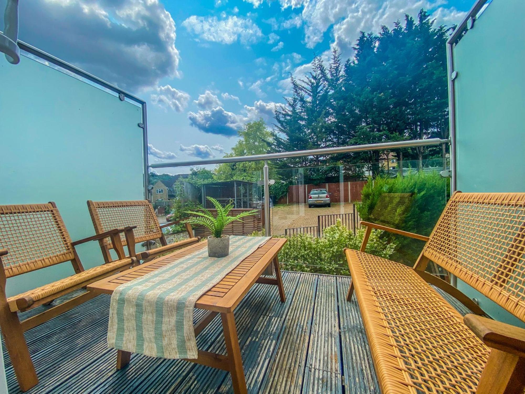 2 Bedroom City Centre Apartment In High Wycombe With Parking Εξωτερικό φωτογραφία