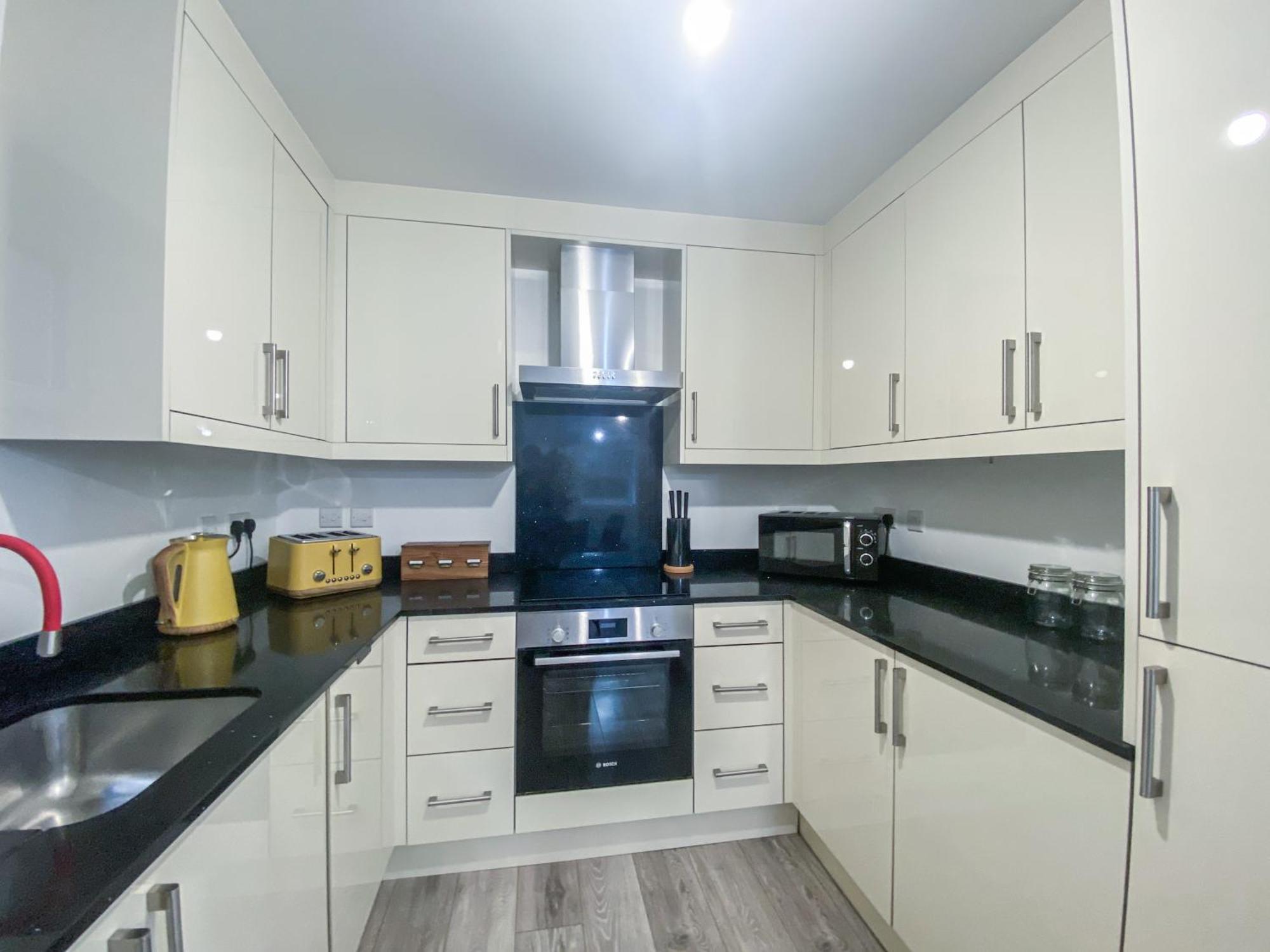 2 Bedroom City Centre Apartment In High Wycombe With Parking Εξωτερικό φωτογραφία