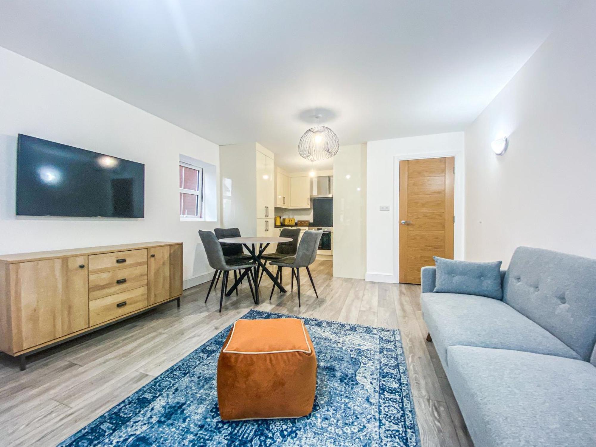 2 Bedroom City Centre Apartment In High Wycombe With Parking Εξωτερικό φωτογραφία
