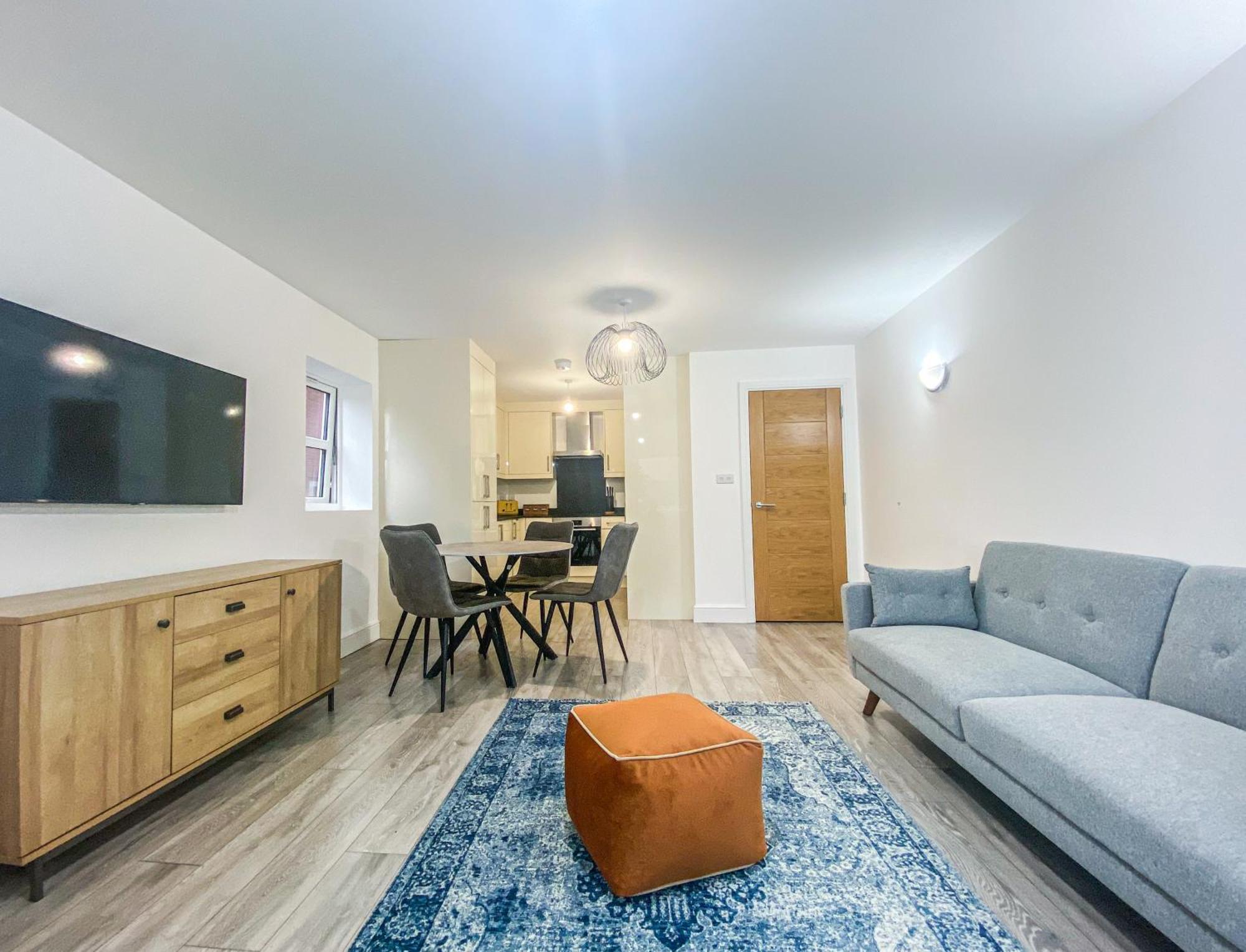 2 Bedroom City Centre Apartment In High Wycombe With Parking Εξωτερικό φωτογραφία