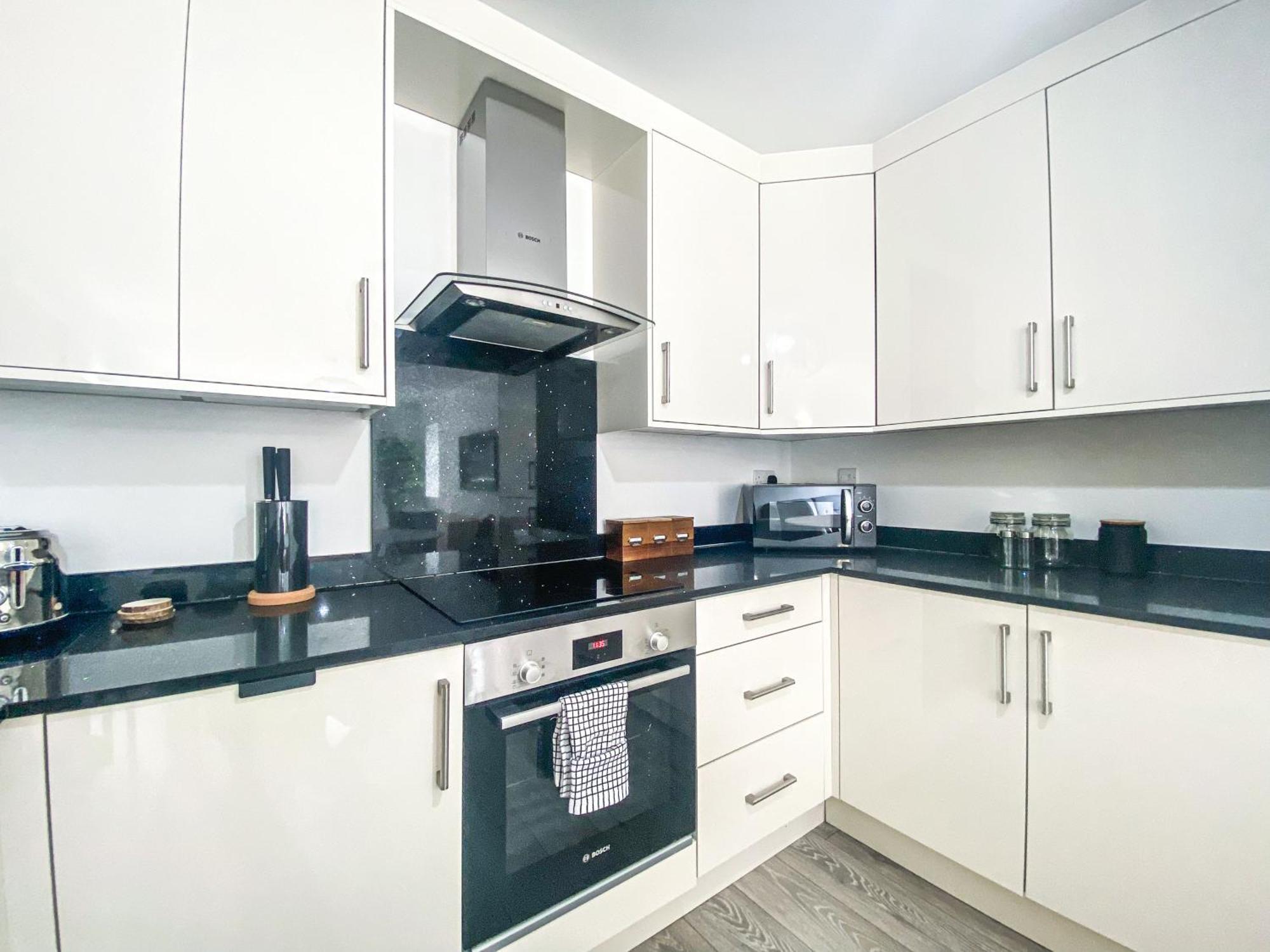 2 Bedroom City Centre Apartment In High Wycombe With Parking Εξωτερικό φωτογραφία