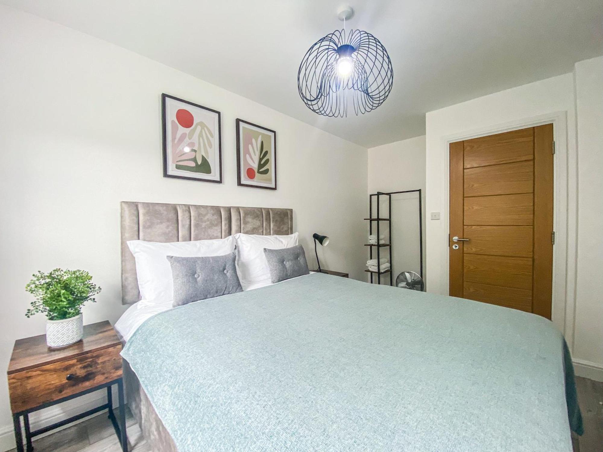 2 Bedroom City Centre Apartment In High Wycombe With Parking Εξωτερικό φωτογραφία