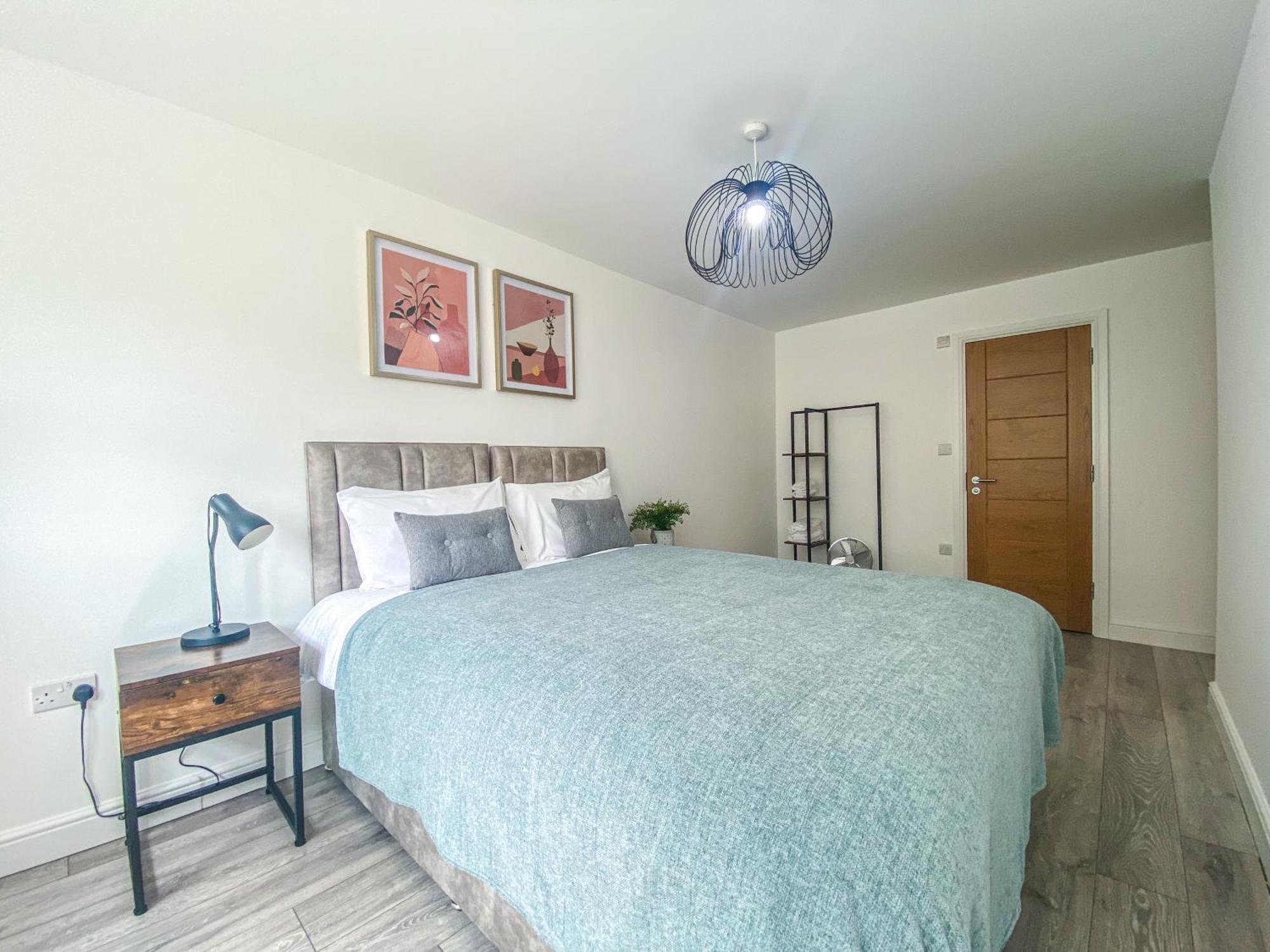 2 Bedroom City Centre Apartment In High Wycombe With Parking Εξωτερικό φωτογραφία