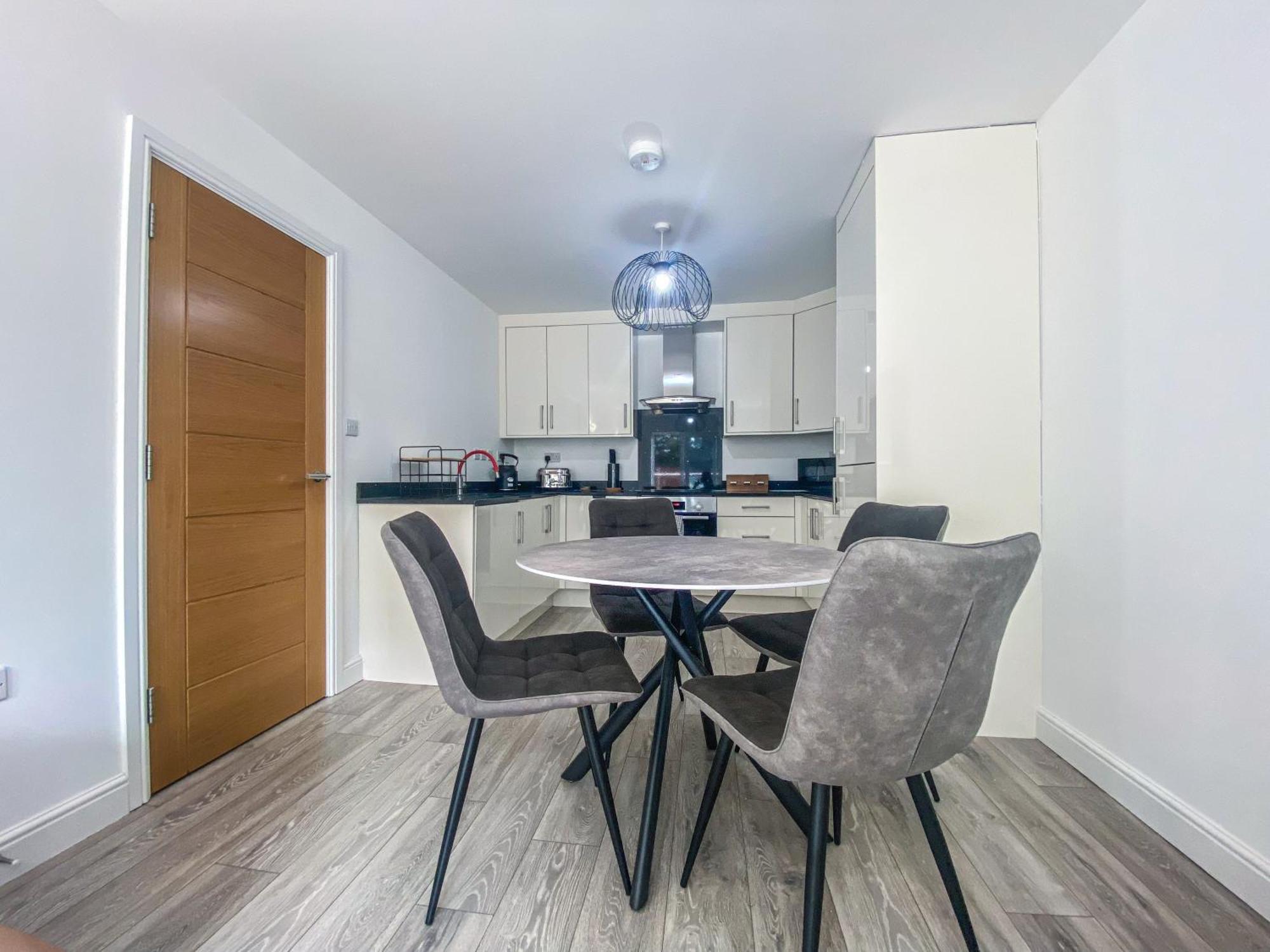2 Bedroom City Centre Apartment In High Wycombe With Parking Εξωτερικό φωτογραφία