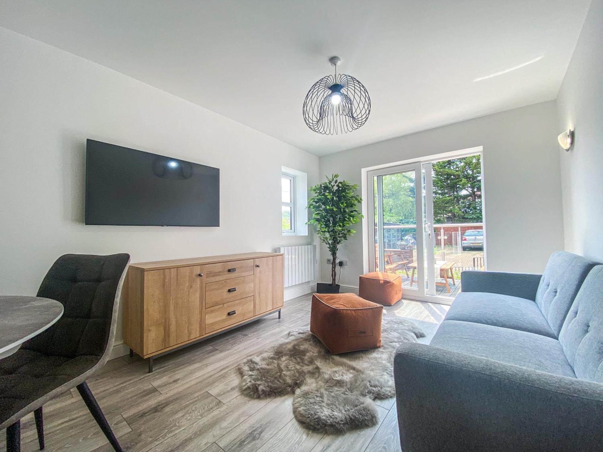 2 Bedroom City Centre Apartment In High Wycombe With Parking Εξωτερικό φωτογραφία