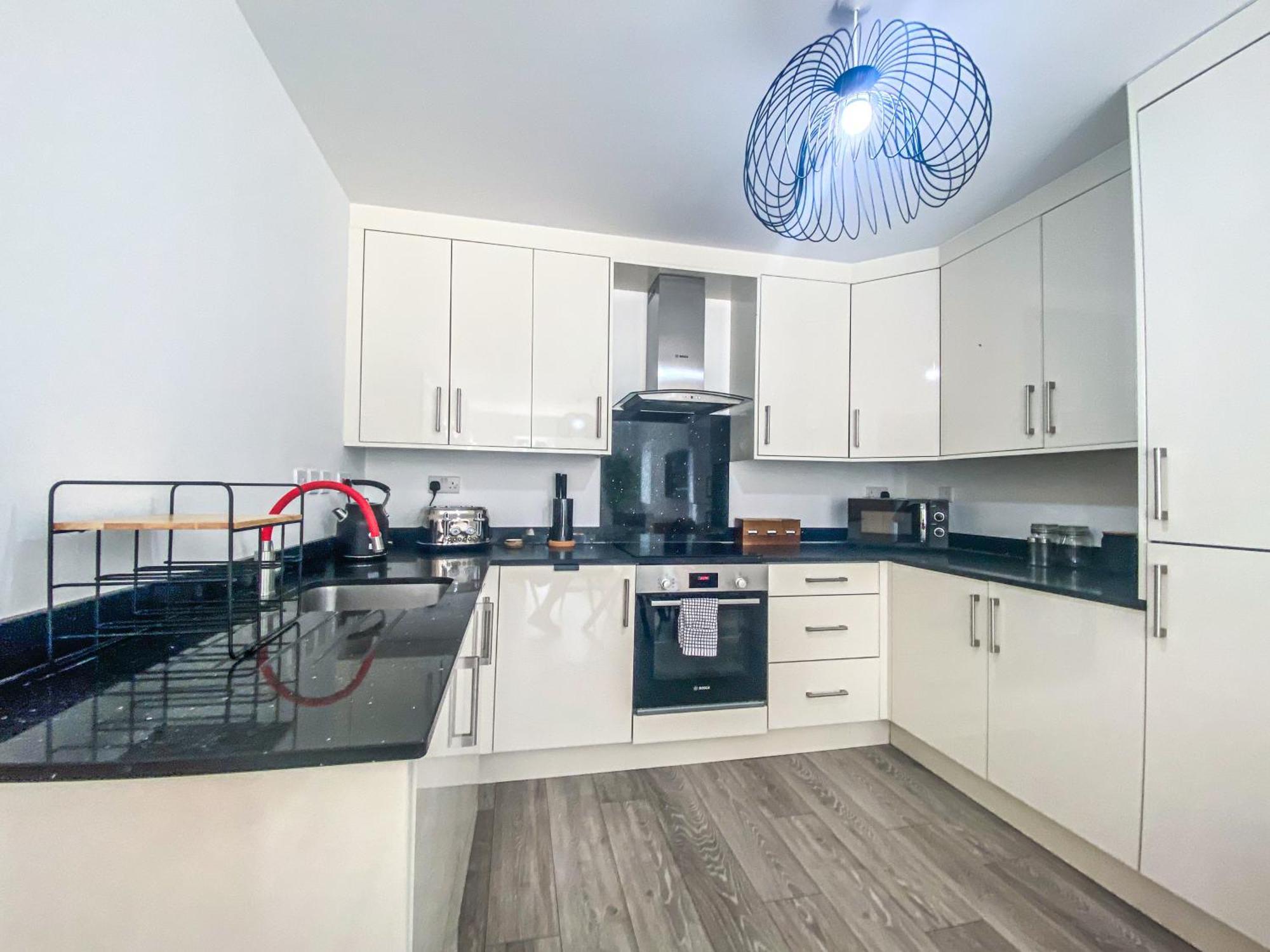 2 Bedroom City Centre Apartment In High Wycombe With Parking Εξωτερικό φωτογραφία