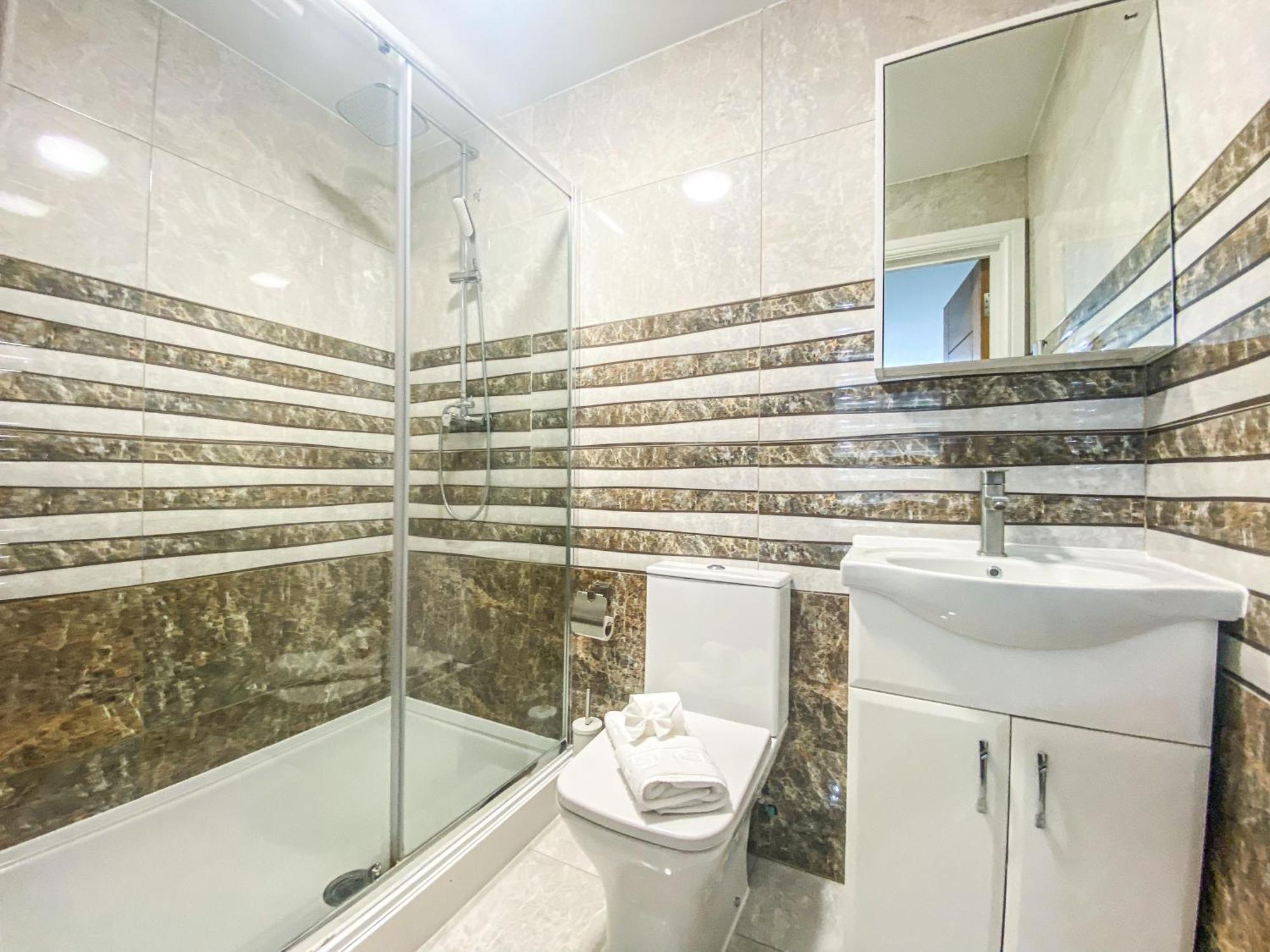 2 Bedroom City Centre Apartment In High Wycombe With Parking Εξωτερικό φωτογραφία