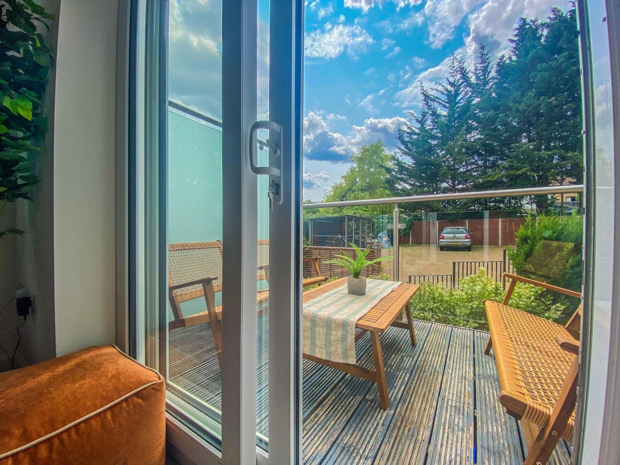 2 Bedroom City Centre Apartment In High Wycombe With Parking Εξωτερικό φωτογραφία